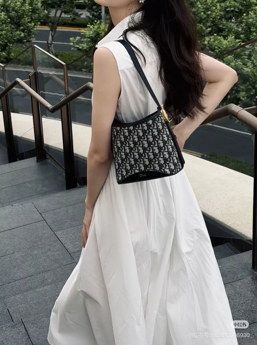 디올 오블리크 패턴 메달리온 버킷백 상세 이미지 19