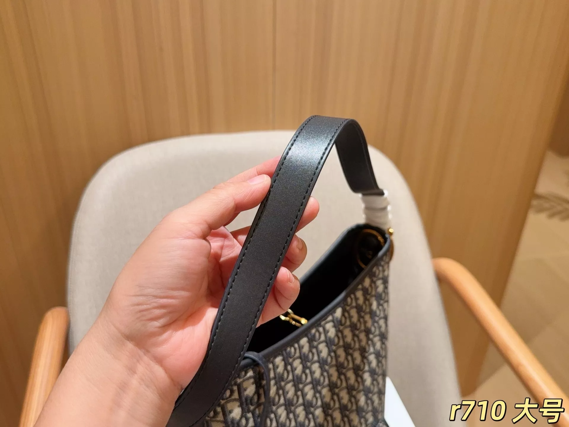 디올 오블리크 패턴 메달리온 버킷백 상세 이미지 17
