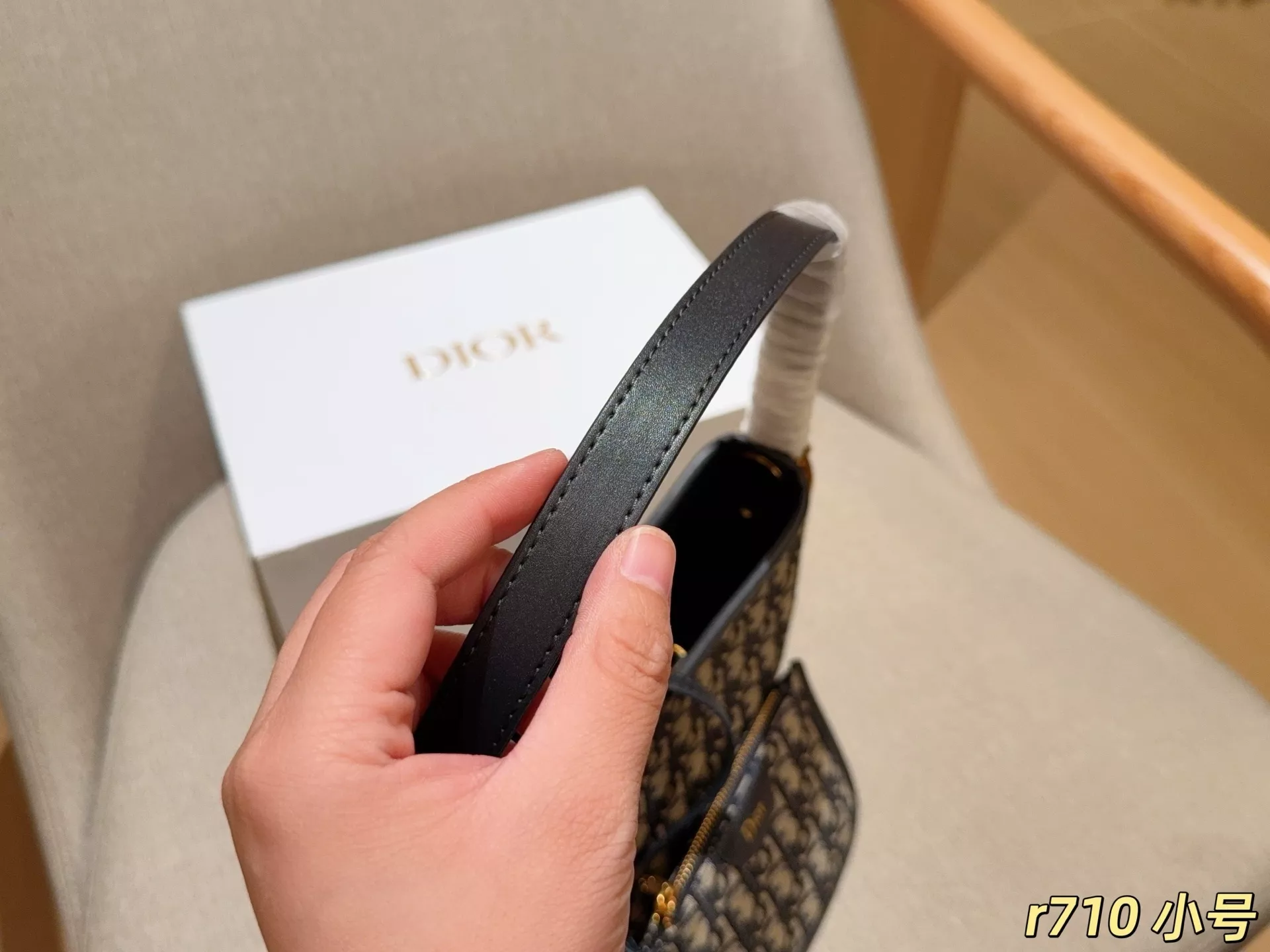 디올 오블리크 패턴 메달리온 버킷백 상세 이미지 8