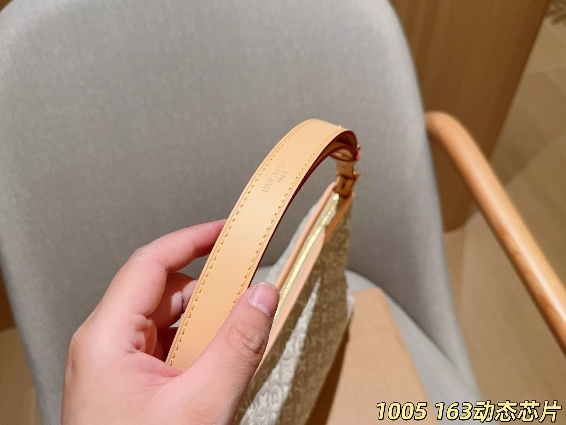 루이비통 엠보 자수 캐리올 지퍼 숄더백 상세 이미지 7