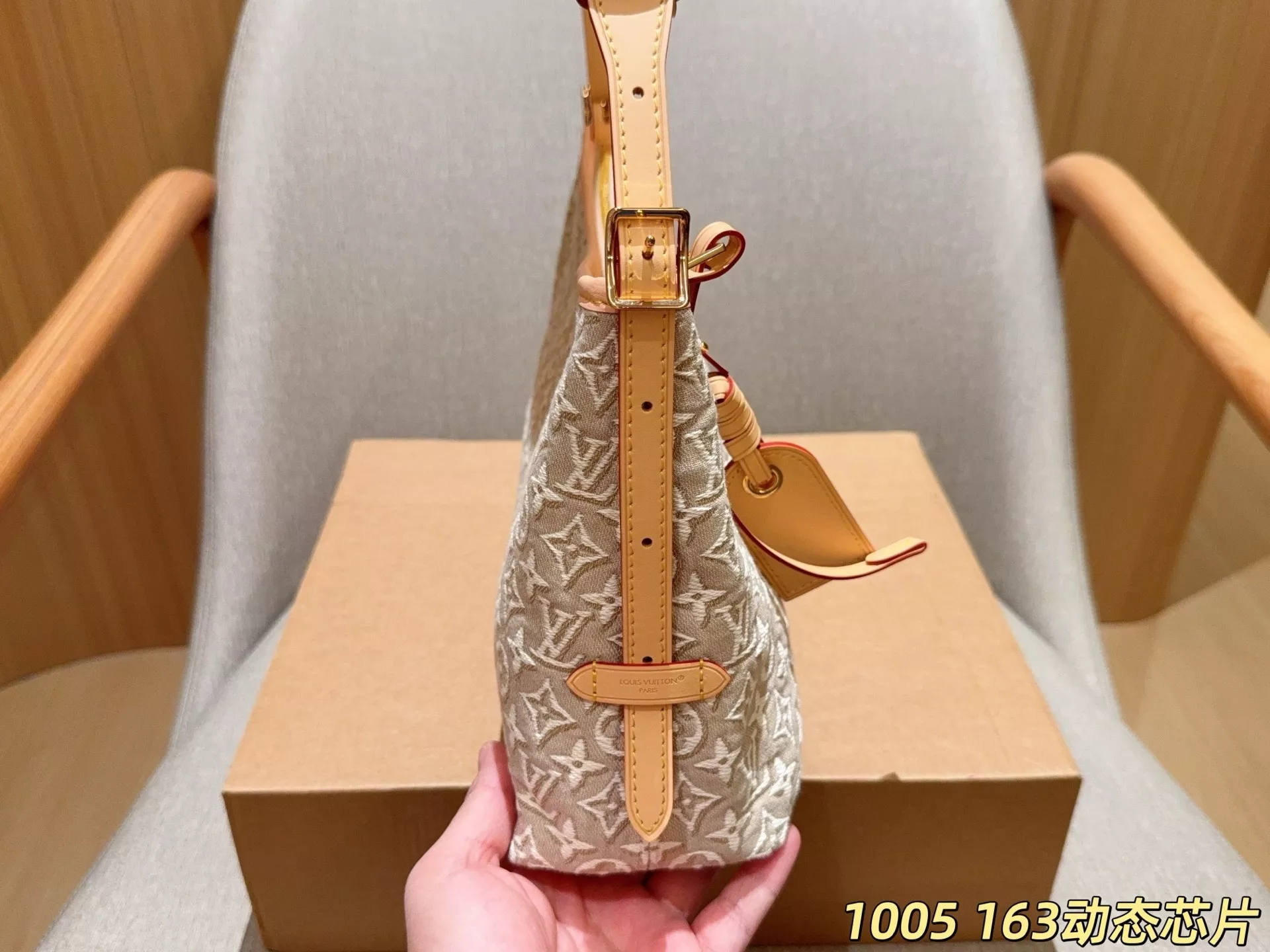 루이비통 엠보 자수 캐리올 지퍼 숄더백 상세 이미지 5