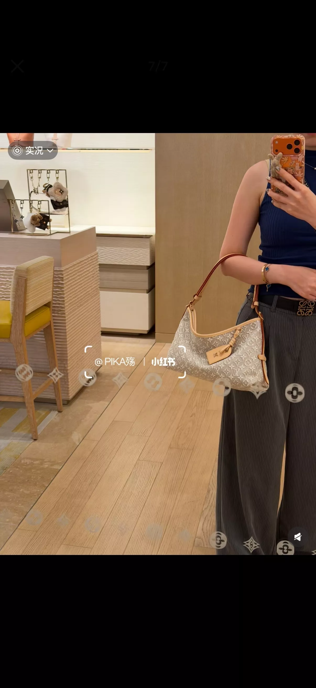 루이비통 엠보 자수 캐리올 지퍼 숄더백 상세 이미지 10
