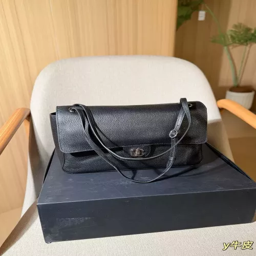 샤넬 맥시 플랩 카프스킨 숄더백