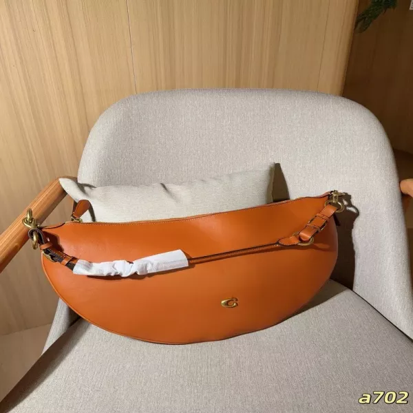 코치 페이지 반달 실루엣 스트랩 호보백