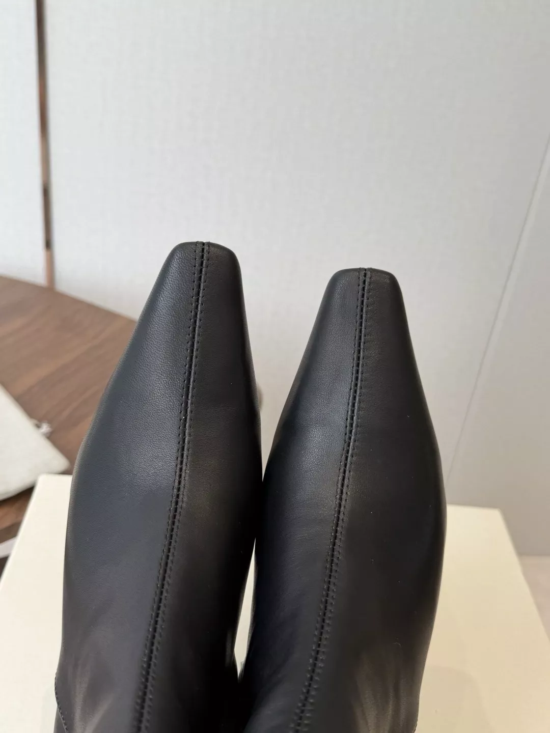 브루넬로쿠치넬리 스틸레토 포인티드 토 앵클 힐 부츠 상세 이미지 6