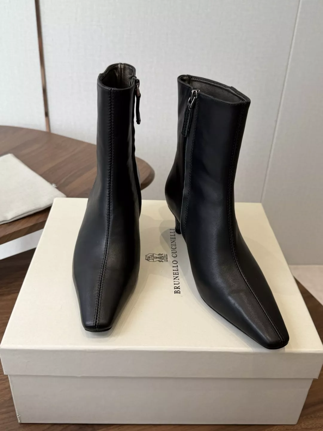 브루넬로쿠치넬리 스틸레토 포인티드 토 앵클 힐 부츠 상세 이미지 3