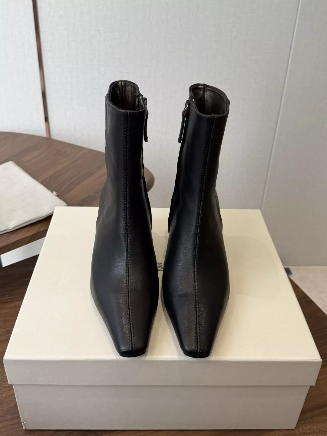브루넬로쿠치넬리 스틸레토 포인티드 토 앵클 힐 부츠 상세 이미지 1