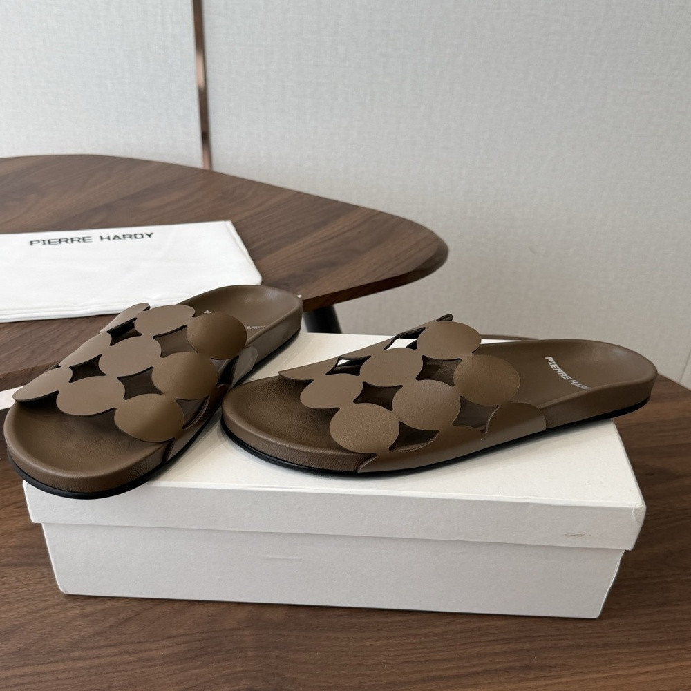 피에르아르디 컷아웃 디테일 레더 플랫 슬리퍼