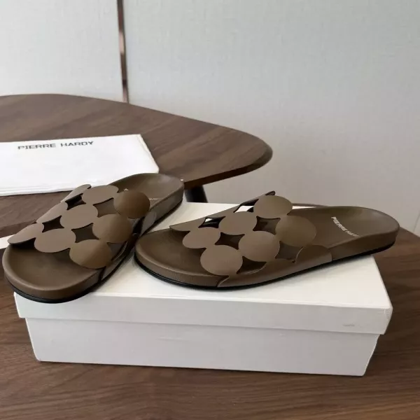 피에르아르디 컷아웃 디테일 레더 플랫 슬리퍼