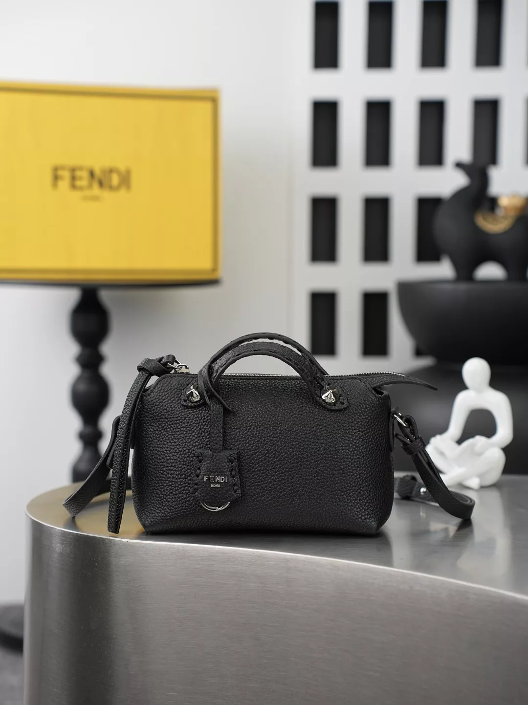펜디 로고 참 장식 그레인 카프스킨 보스턴백 상세 이미지 1