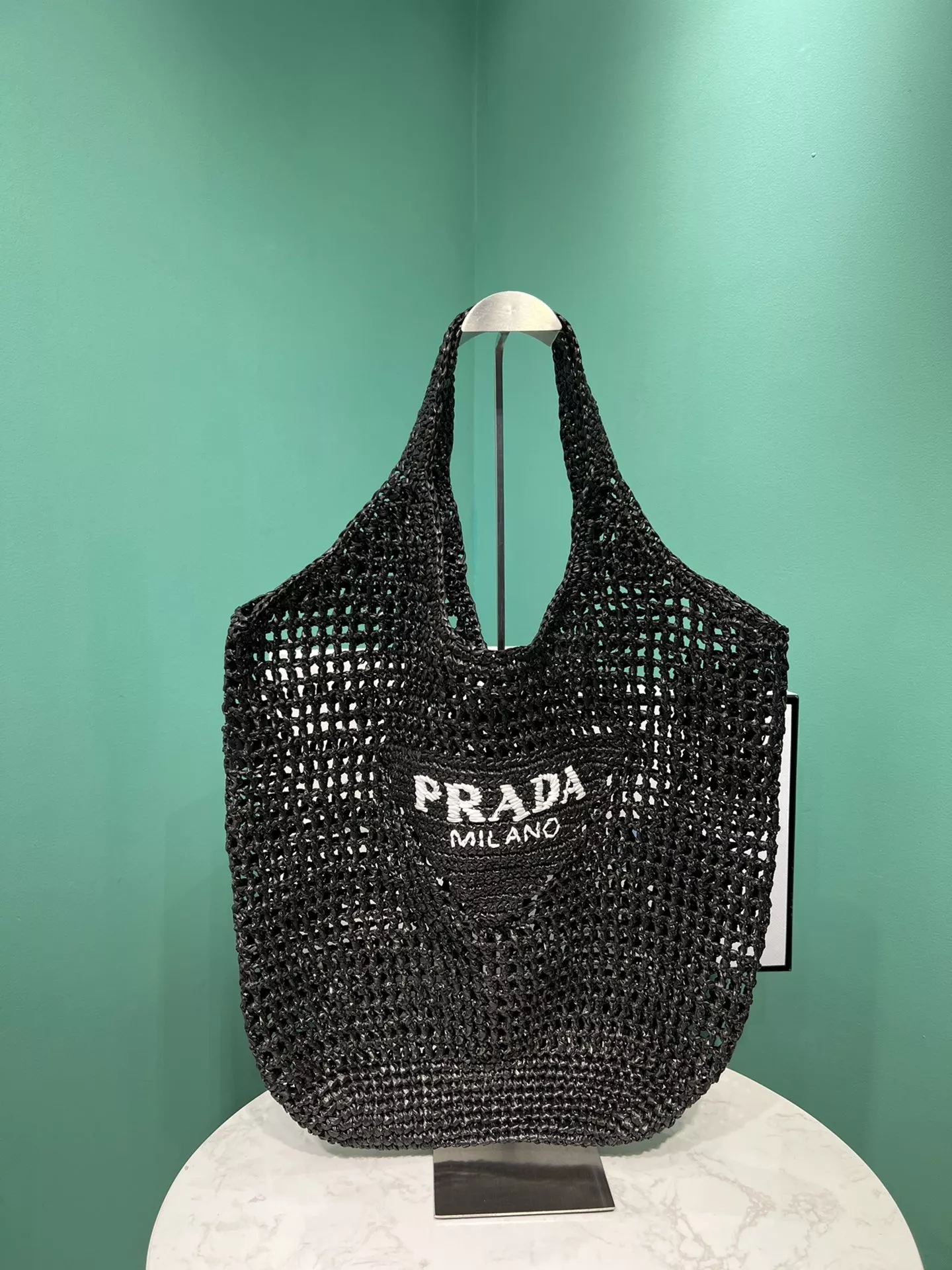 프라다 자수 로고 라피아 토트백 상세 이미지 1