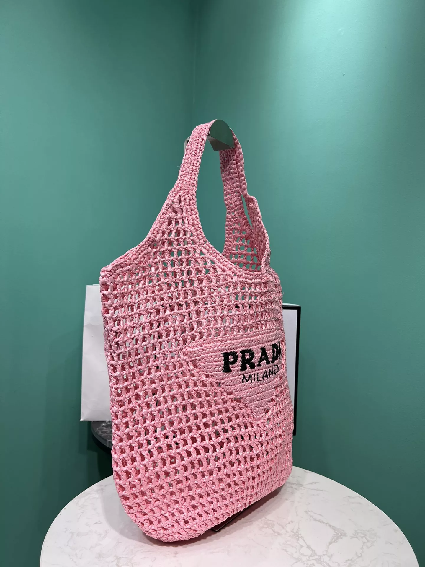 프라다 라피아 자수 로고 디컨스트럭티드 토트백 상세 이미지 2