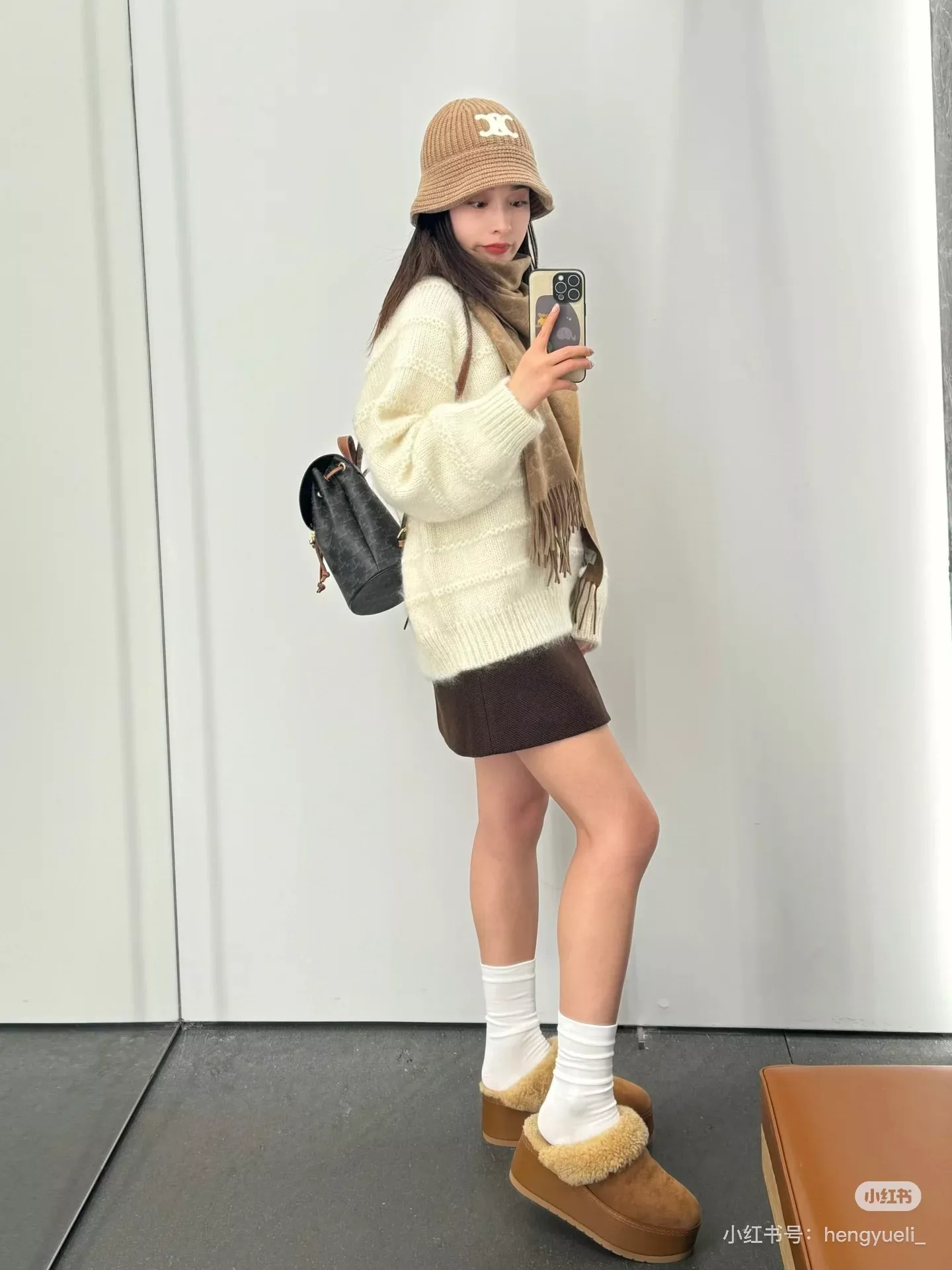 셀린느 트리오페 로고 프린트 브라운 레더 백팩 상세 이미지 44