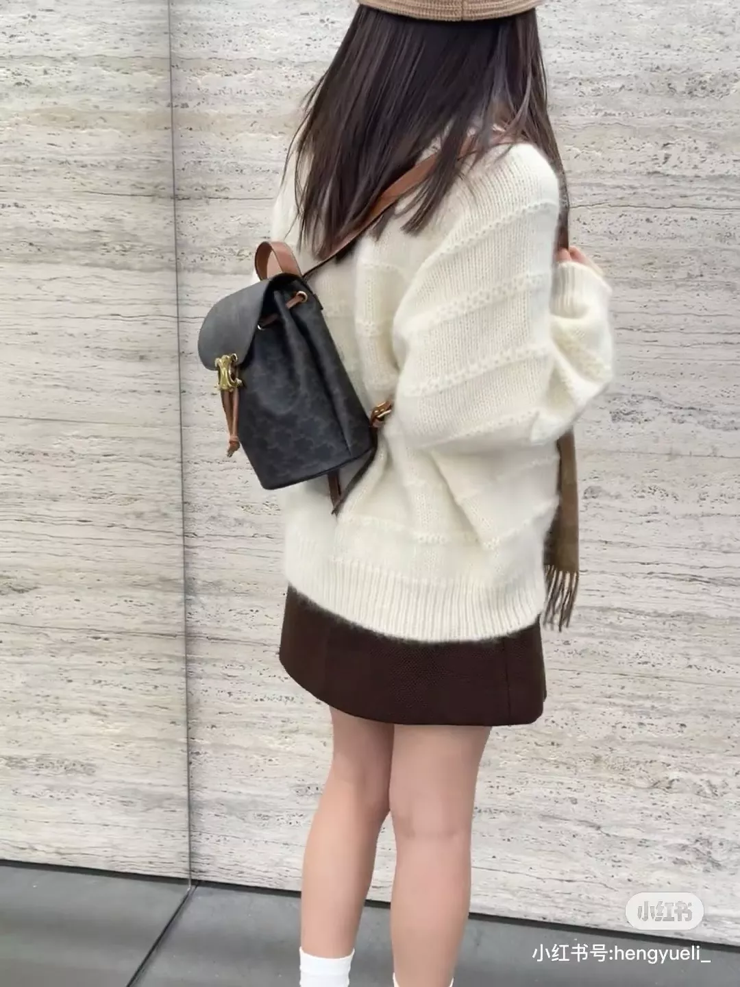 셀린느 트리오페 로고 프린트 브라운 레더 백팩 상세 이미지 41