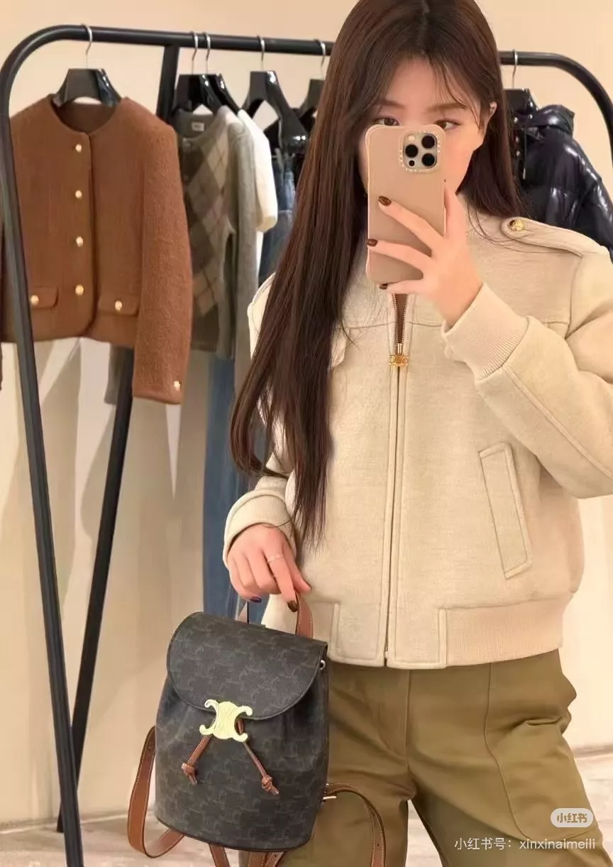 셀린느 트리오페 로고 프린트 브라운 레더 백팩 상세 이미지 60
