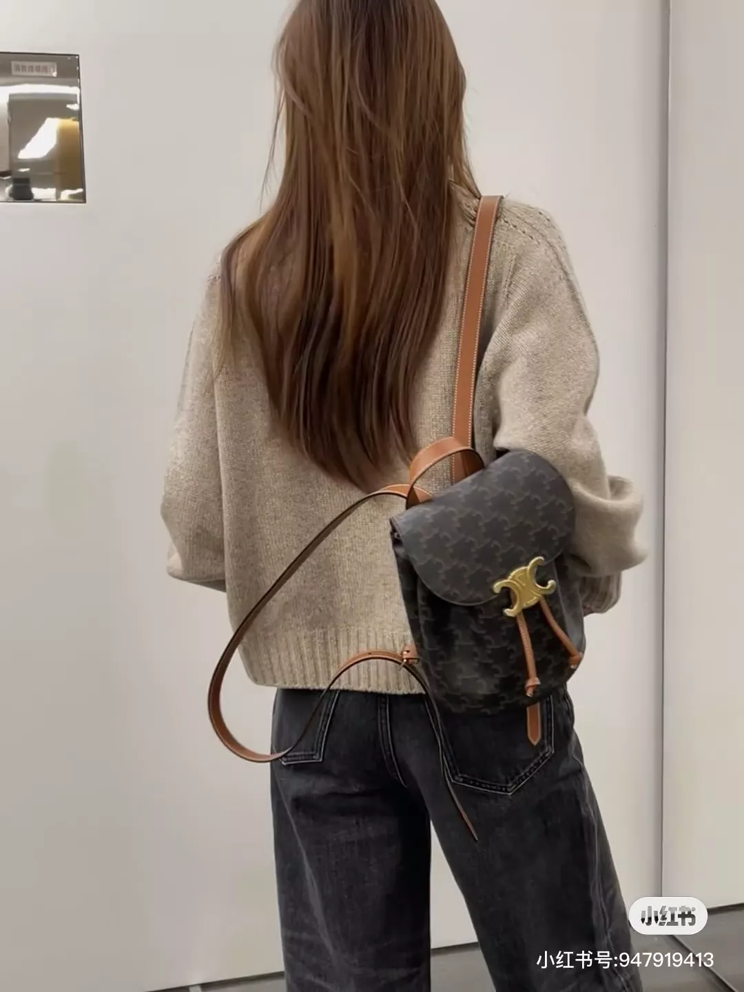 셀린느 트리오페 로고 프린트 브라운 레더 백팩 상세 이미지 26