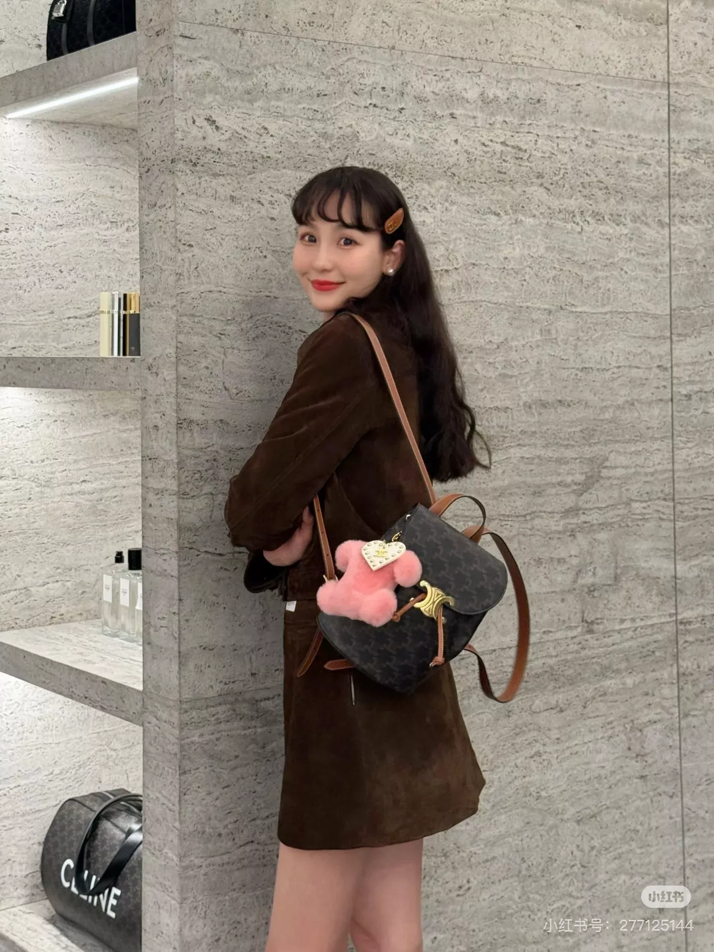 셀린느 트리오페 로고 프린트 브라운 레더 백팩 상세 이미지 49