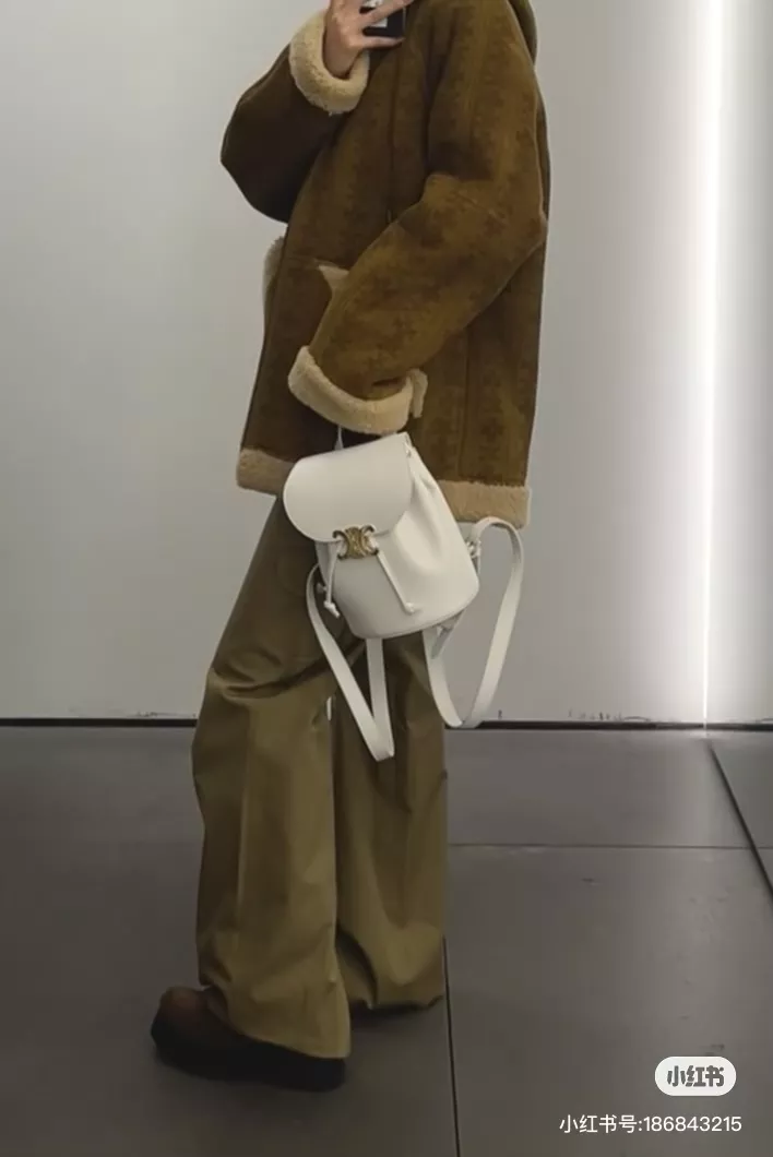 셀린느 트리옹프 금속장식 보니 가죽 백팩 상세 이미지 21