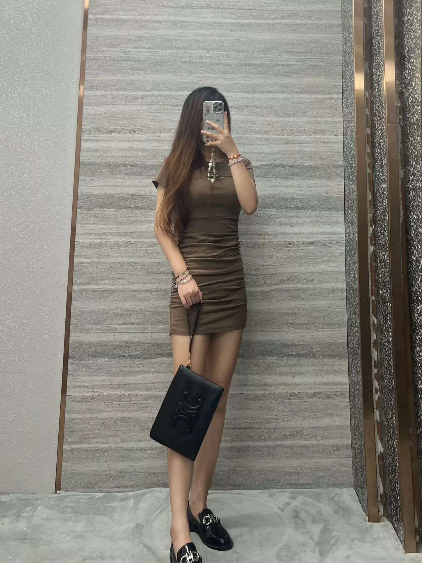 셀린느 엠보 로고 소가죽 스트랩 클러치 상세 이미지 16