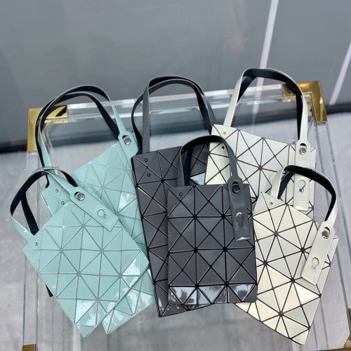 이세이미야케 캐럿 다이아몬드 패턴 PVC 토트백