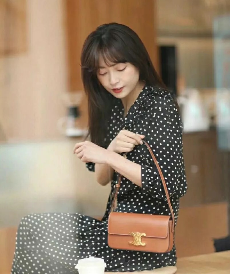셀린느 클로드 시리즈 소가죽 아크잠 바게트백 상세 이미지 72