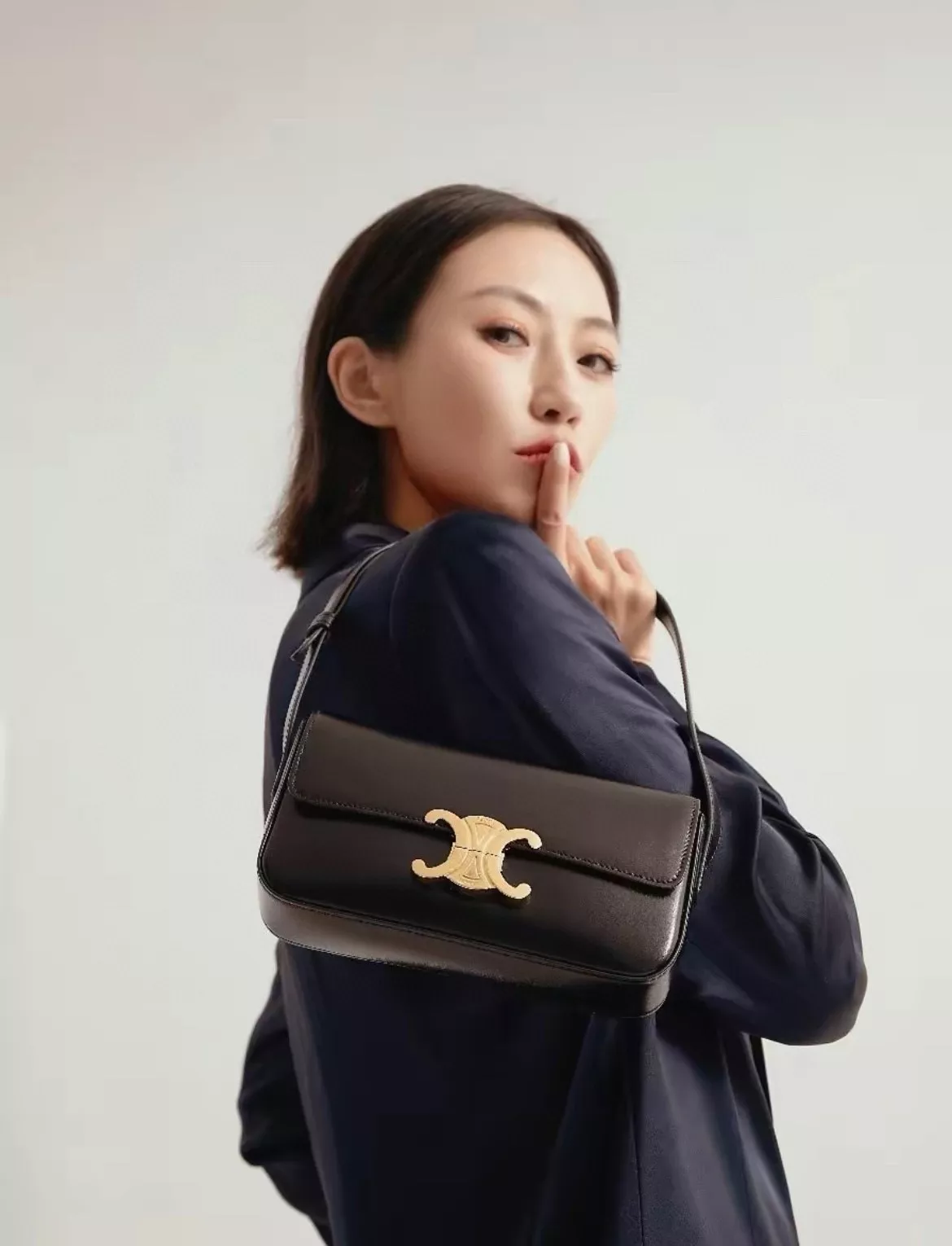 셀린느 클로드 시리즈 소가죽 아크잠 바게트백 상세 이미지 95