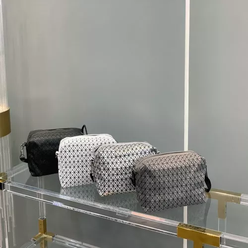 이세이미야케 매트 삼각 패턴 새들 카메라백
