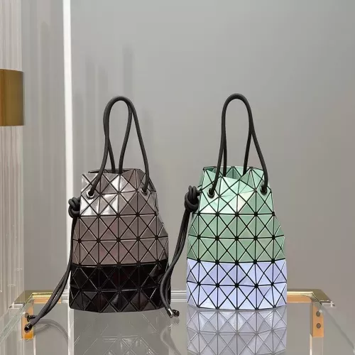 이세이미야케 투톤 배색 드로스트링 PVC 버킷백