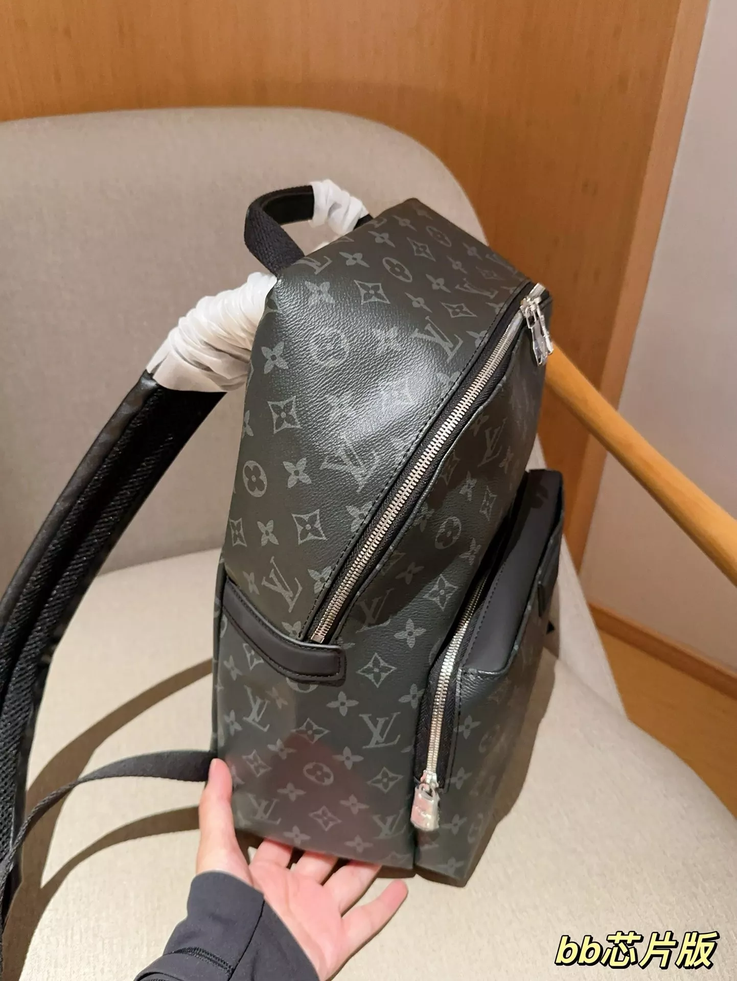 루이비통 디스커버리 모노그램 블랙 백팩 상세 이미지 6