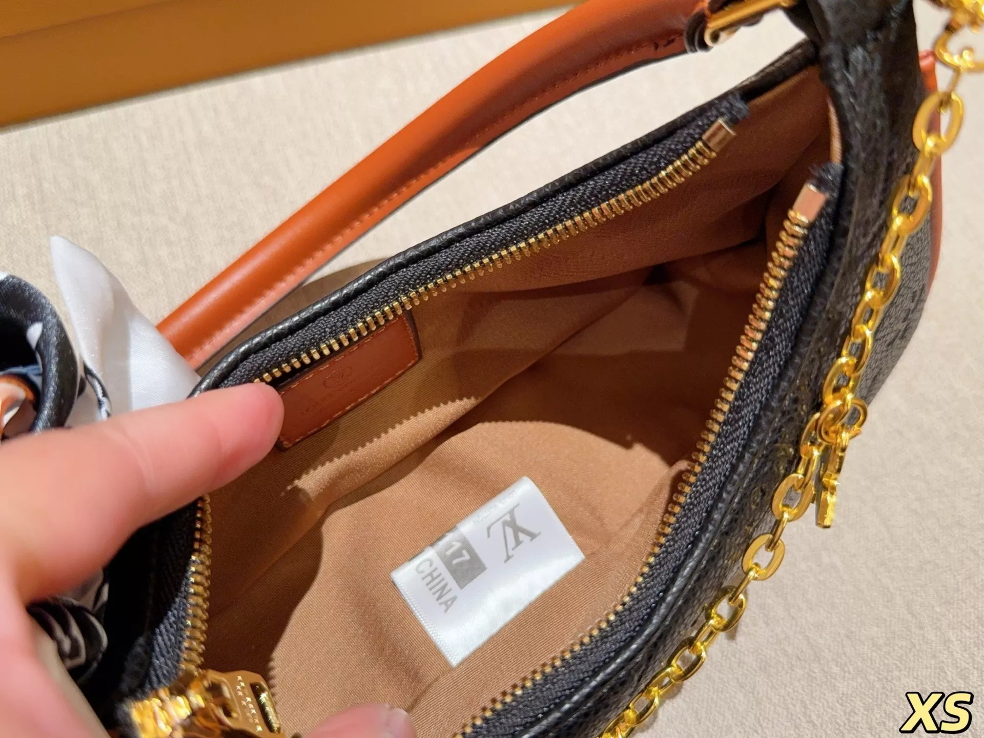 루이비통 캐치 스몰 체인 스트랩 반달 호보백 상세 이미지 9