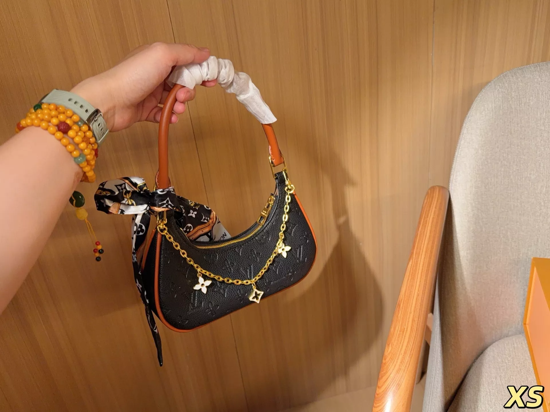 루이비통 캐치 스몰 체인 스트랩 반달 호보백 상세 이미지 3