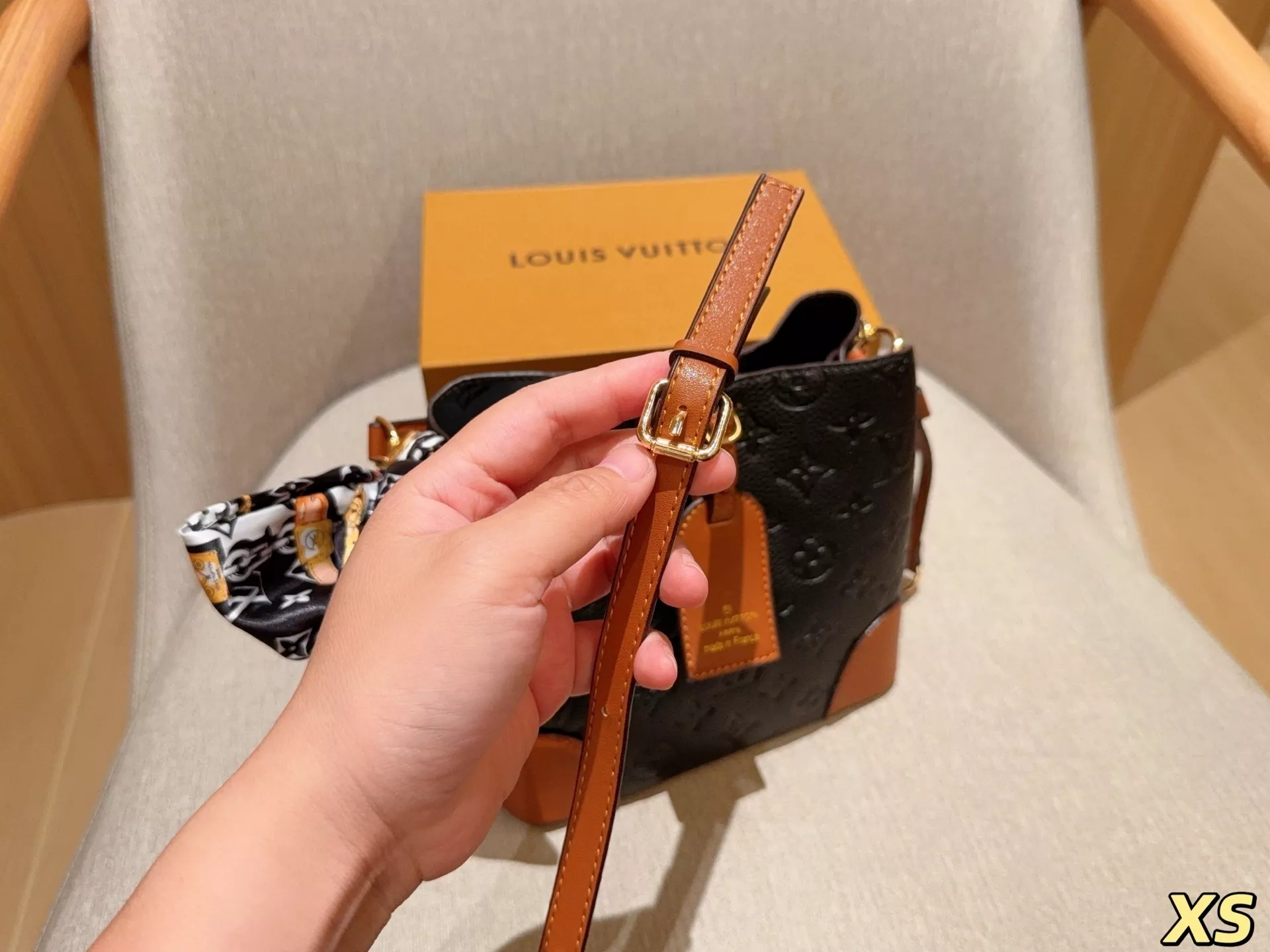 루이비통 엠보 모노그램 비비안 미니 버킷백 상세 이미지 8