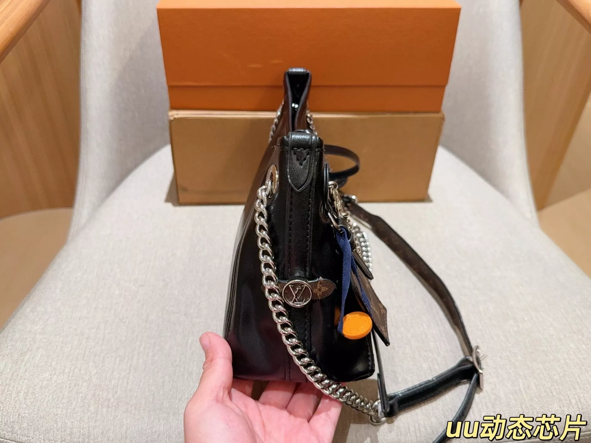 루이비통 캐리올 BB 블랙 숄더백 상세 이미지 5