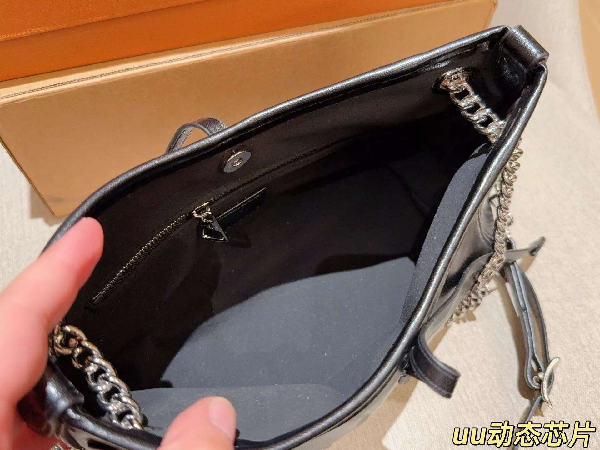 루이비통 캐리올 BB 블랙 숄더백 상세 이미지 9