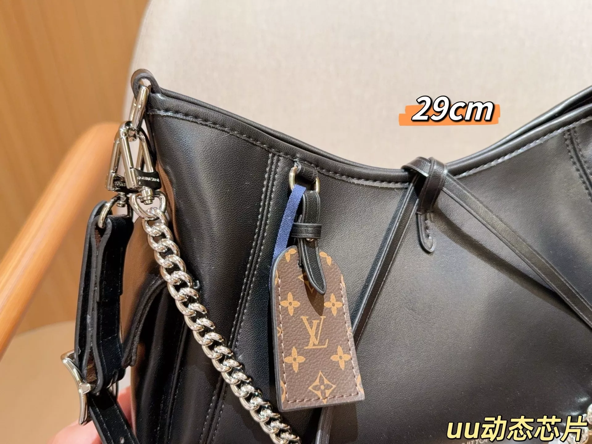 루이비통 캐리올 블랙 레더 체인 숄더백 상세 이미지 7