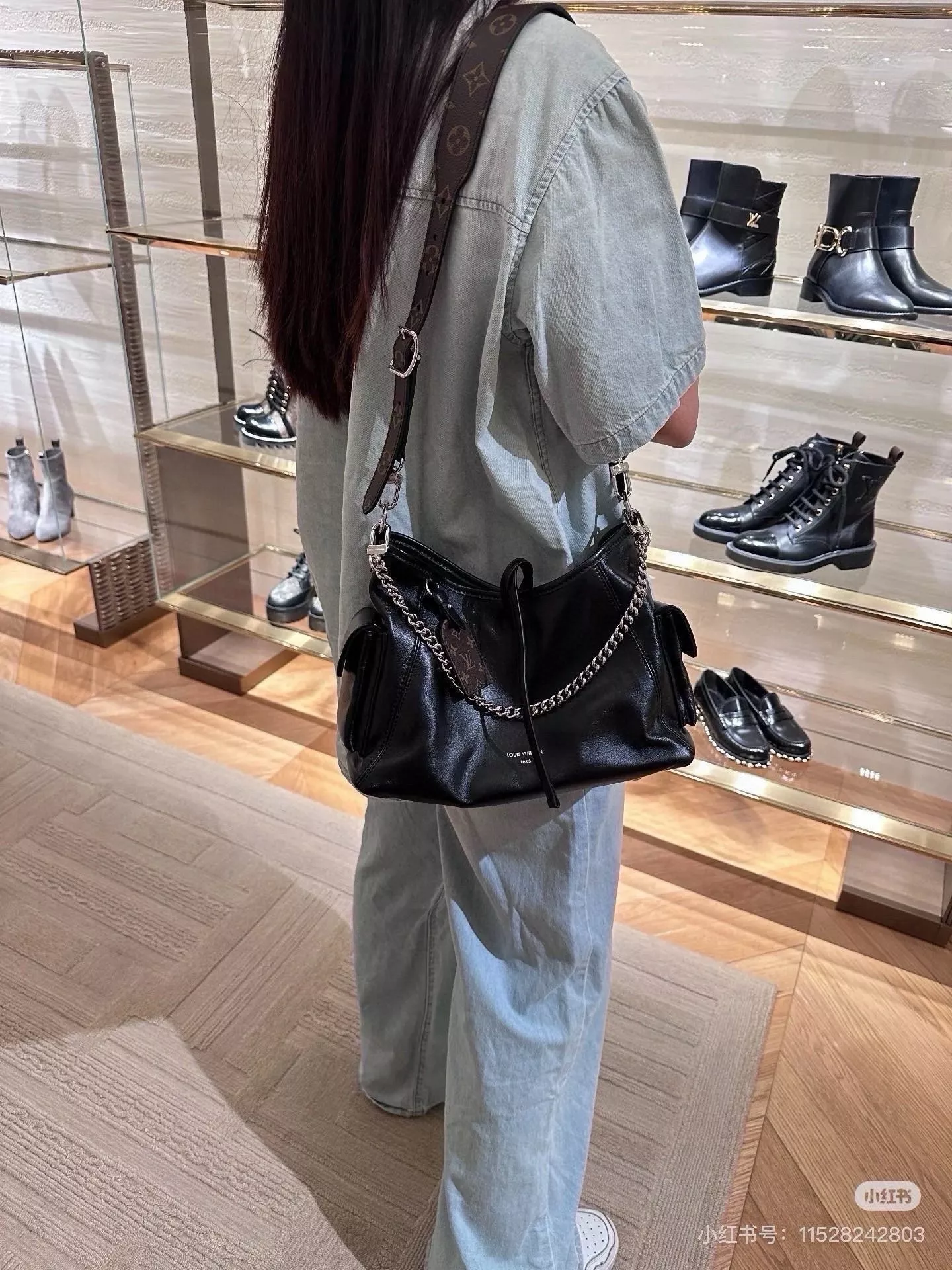 루이비통 캐리올 블랙 레더 체인 숄더백 상세 이미지 10