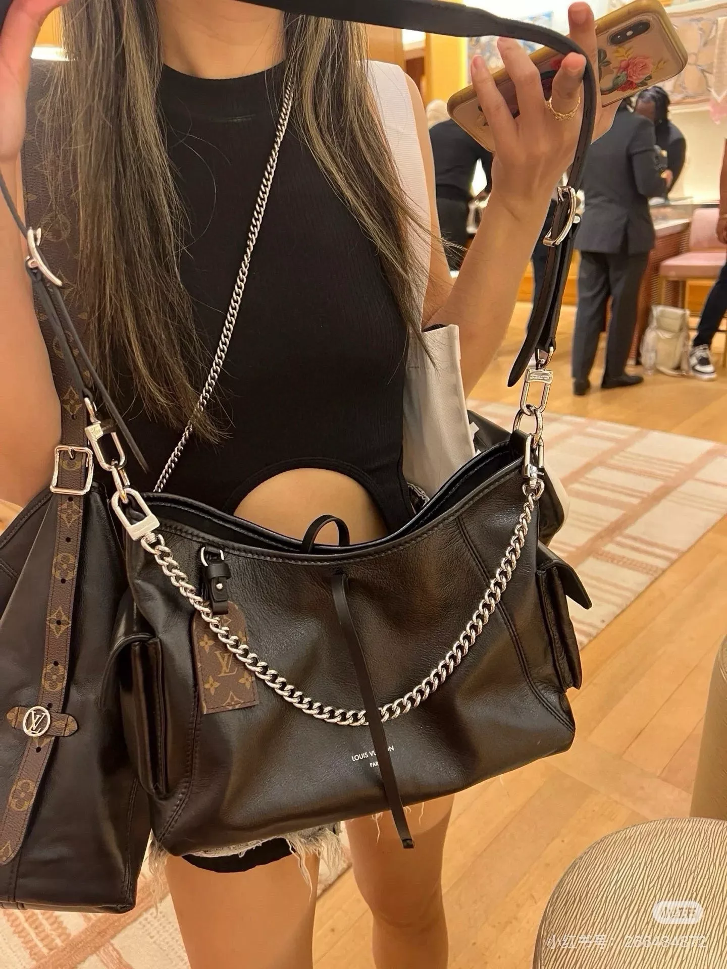 루이비통 캐리올 블랙 레더 체인 숄더백 상세 이미지 12