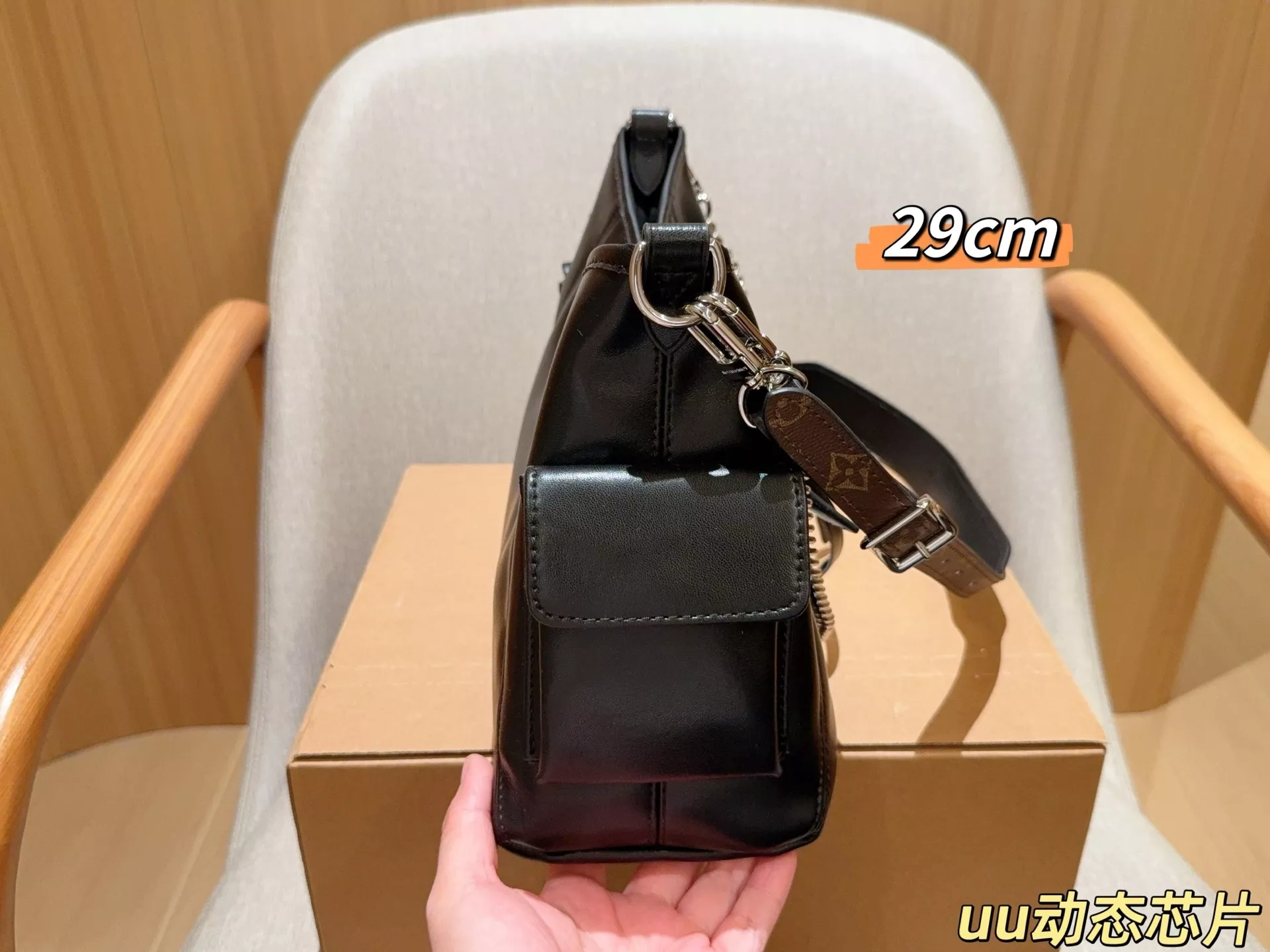 루이비통 캐리올 블랙 레더 체인 숄더백 상세 이미지 5