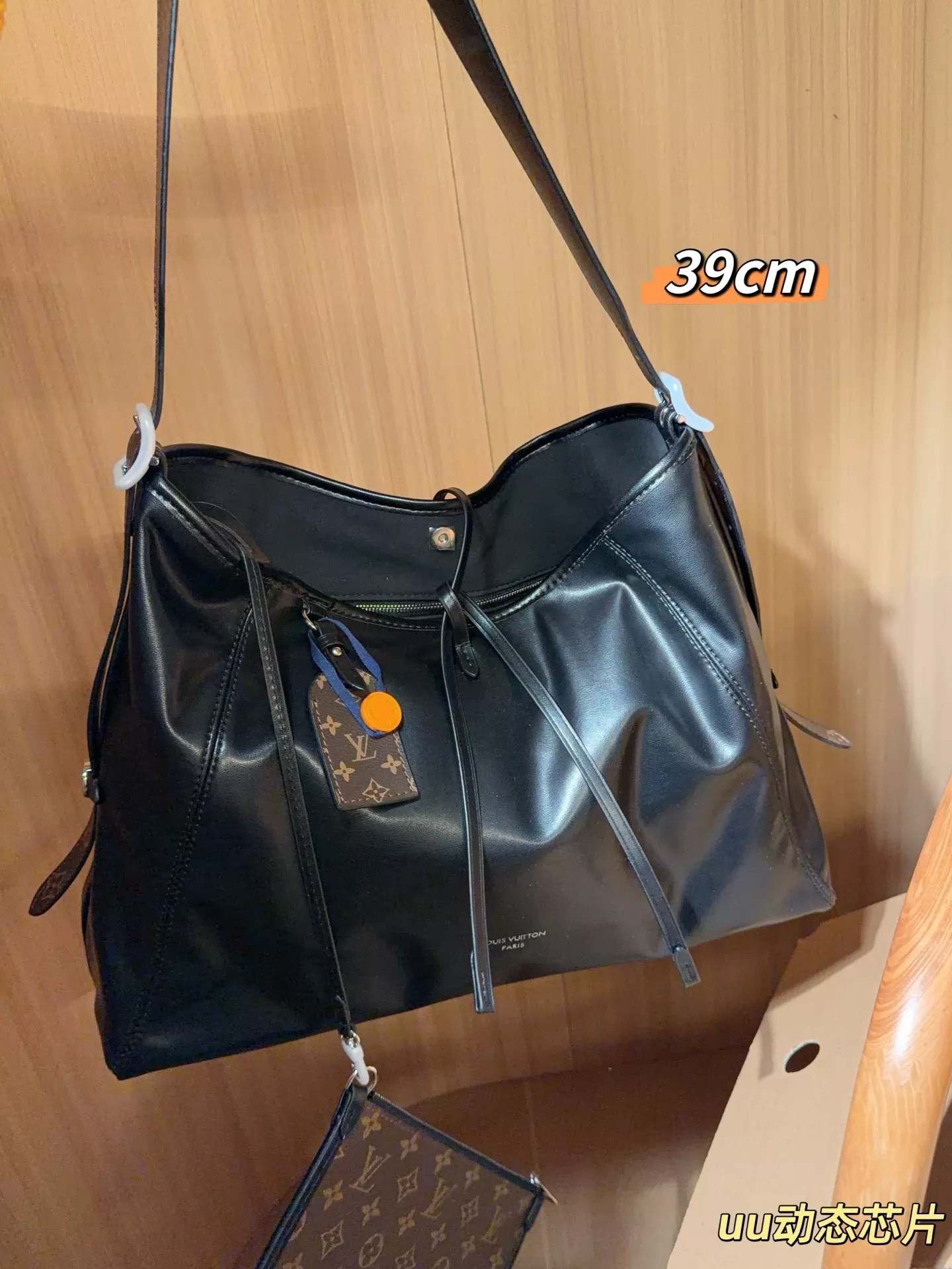 루이비통 블랙 레더 캐리올 숄더백 상세 이미지 3