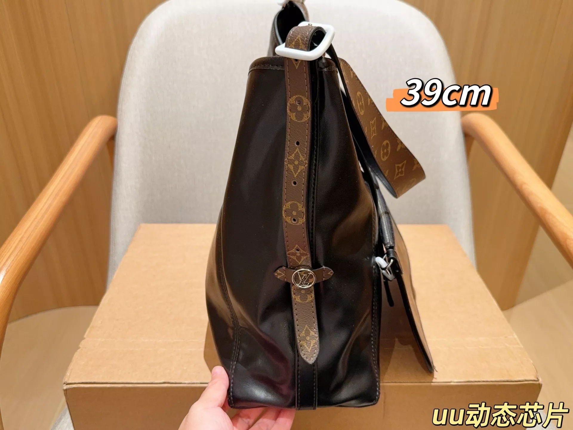 루이비통 블랙 레더 캐리올 숄더백 상세 이미지 5
