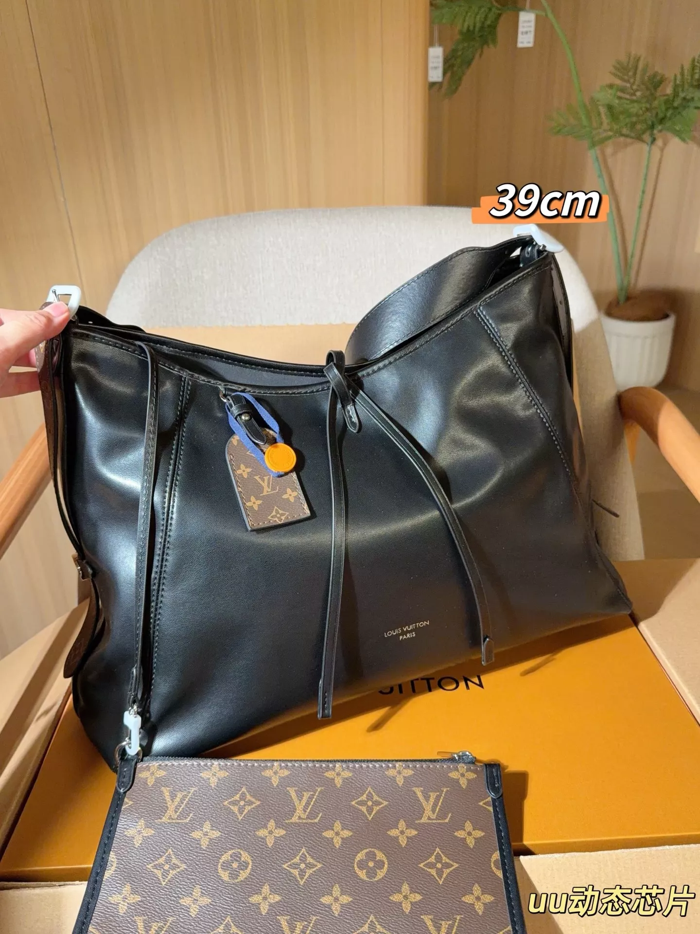 루이비통 블랙 레더 캐리올 숄더백 상세 이미지 2