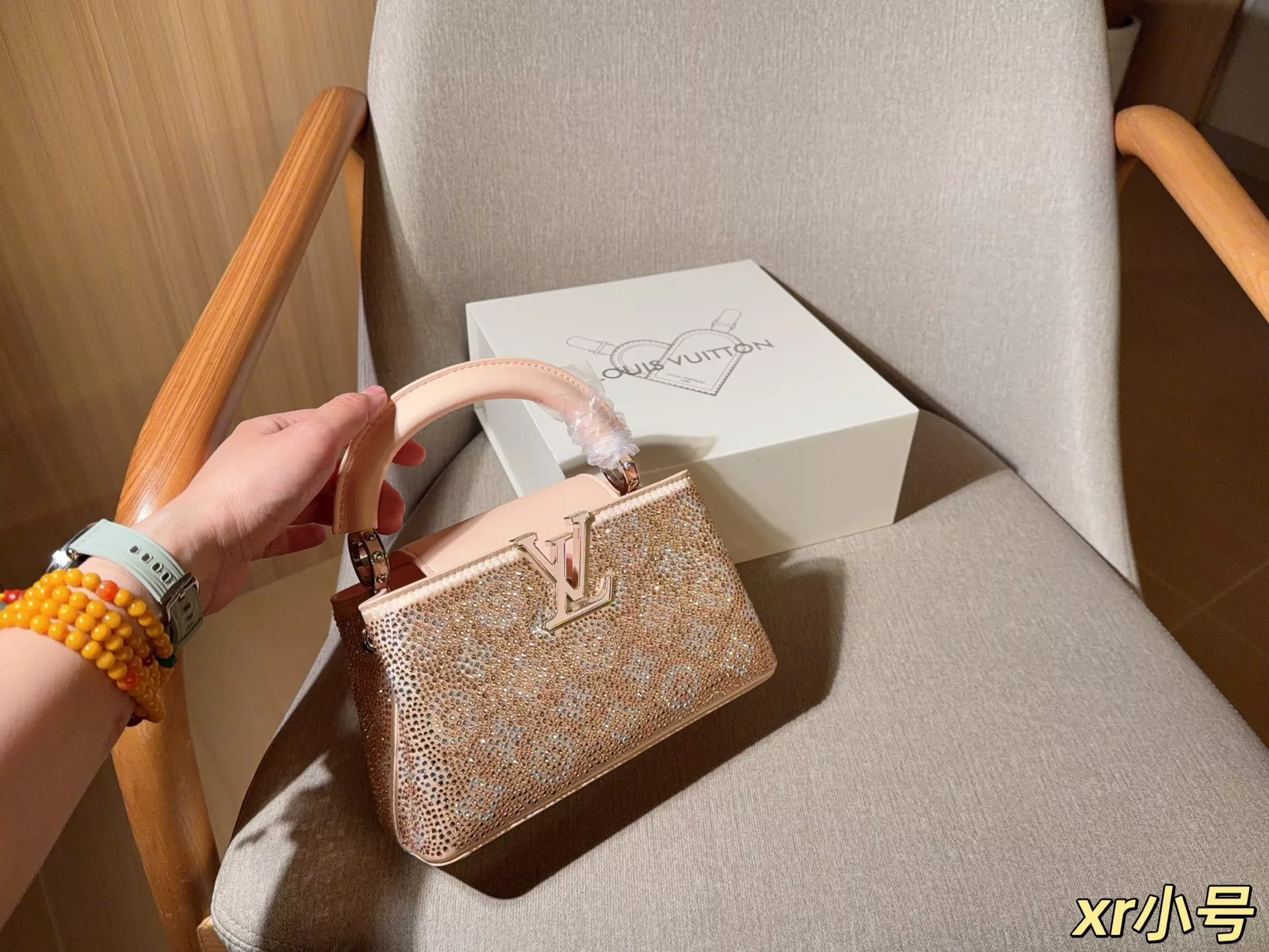 루이비통 카퓌신 워터드롭 장식 미니 토트백 상세 이미지 11