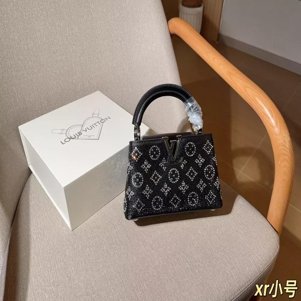 루이비통 카퓌신 워터드롭 장식 미니 토트백
