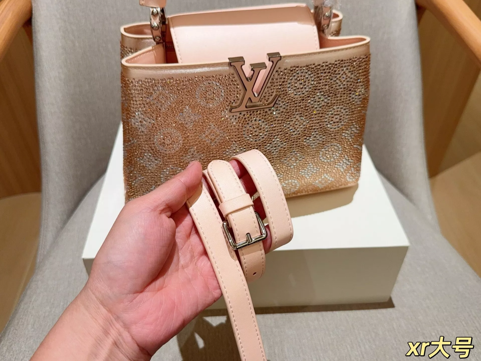 루이비통 카퓌신 워터드롭 패턴 큐빅 장식 토트백 상세 이미지 8