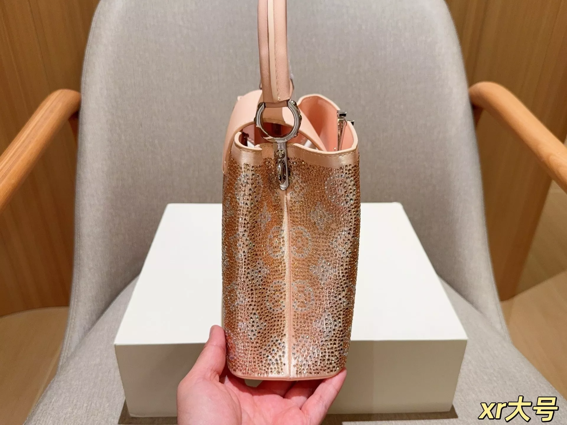 루이비통 카퓌신 워터드롭 패턴 큐빅 장식 토트백 상세 이미지 5