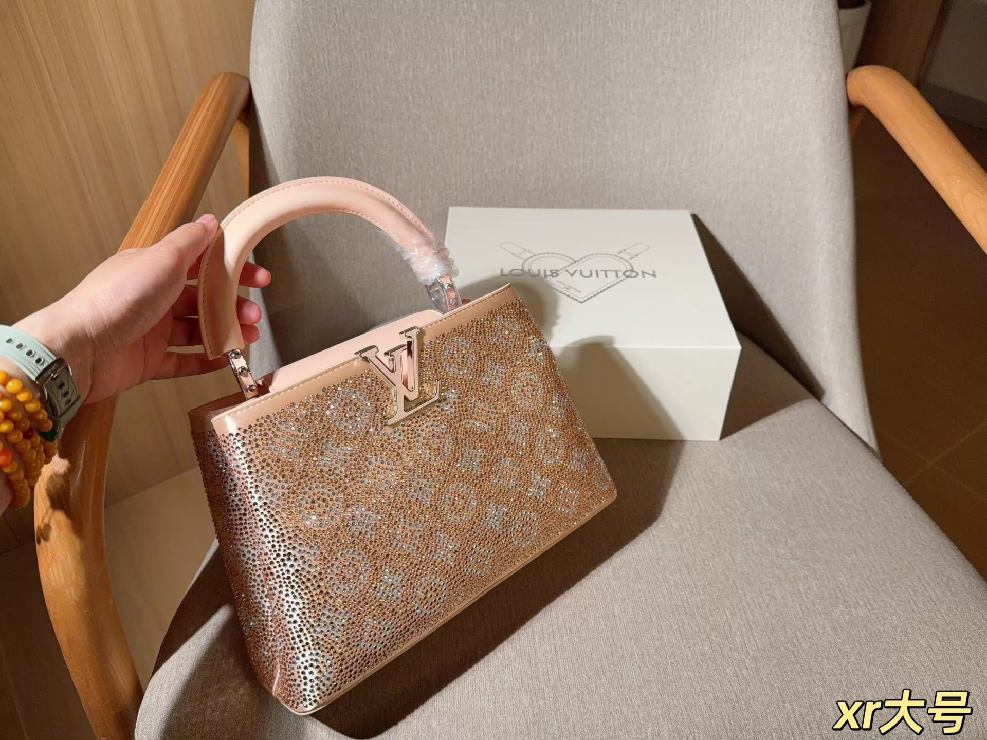 루이비통 카퓌신 워터드롭 패턴 큐빅 장식 토트백 상세 이미지 2