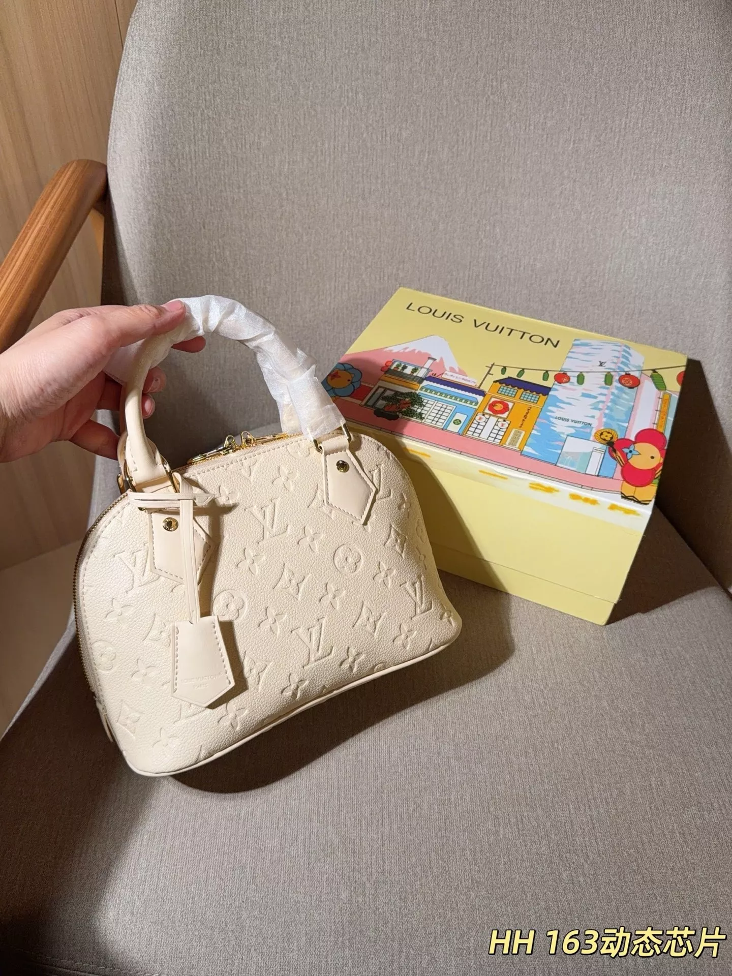 루이비통 알마 트렁크 엠보 베이지 쉘 토트백 상세 이미지 2