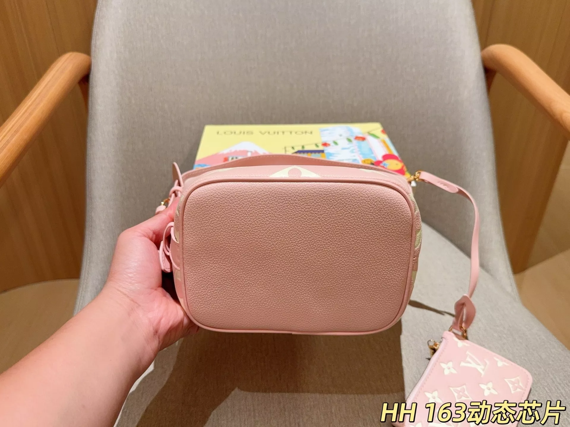 루이비통 올 인 BB 엠보싱 모노그램 버킷백 상세 이미지 7