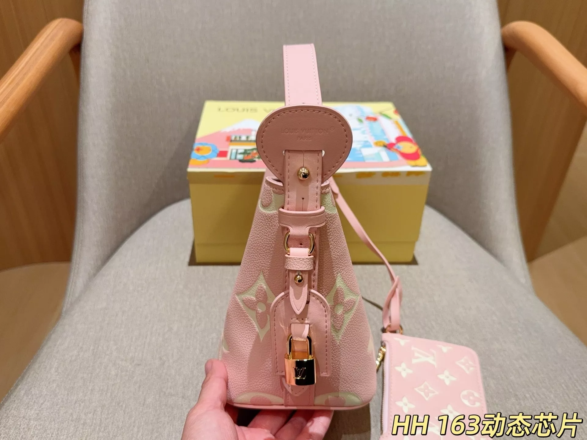루이비통 올 인 BB 엠보싱 모노그램 버킷백 상세 이미지 5