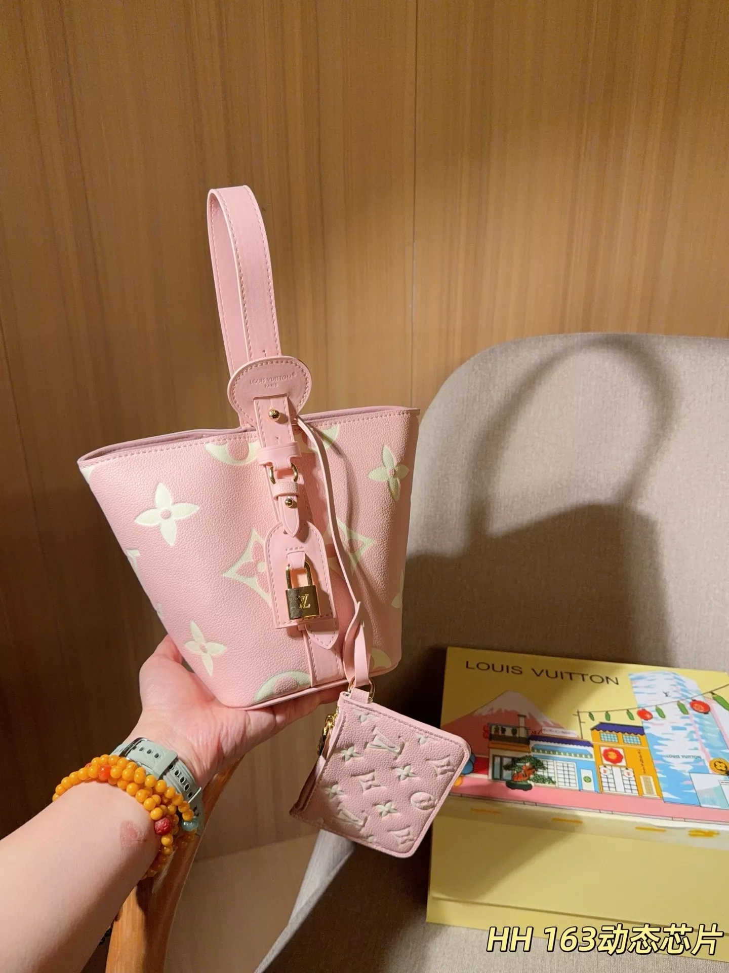 루이비통 올 인 BB 엠보싱 모노그램 버킷백 상세 이미지 3